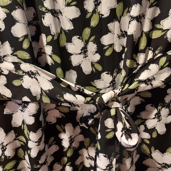 Evans Black, Green and White Floral Sleeveless Dress in Size 20 Made in Marocco - Picture 8 of 12